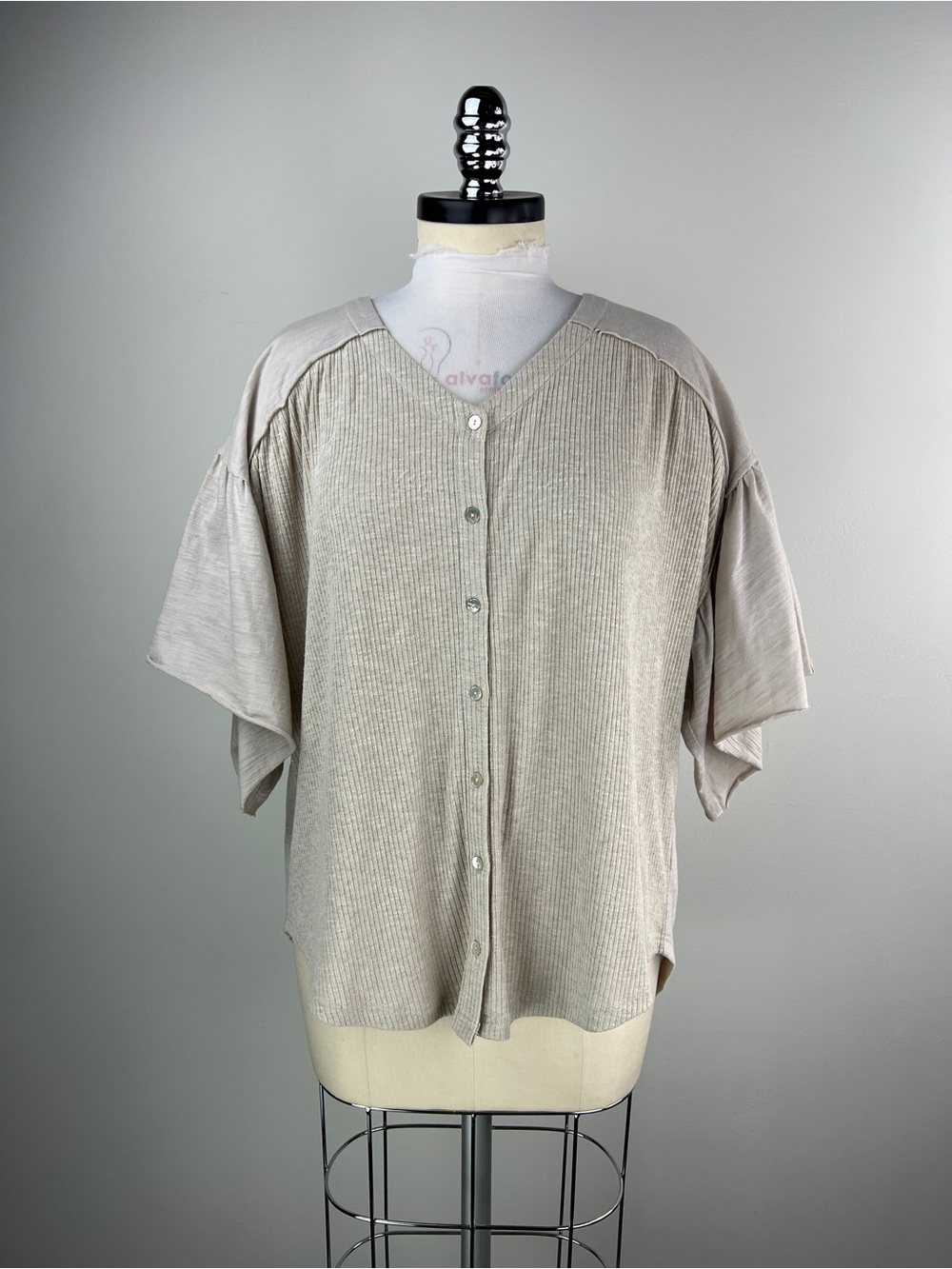💚 3930. Oversized Light Beige Button-Front Short Sleeve